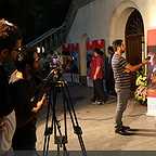 تصویری از مهران مهدویان، کارگردان و نویسنده سینما و تلویزیون در حال بازیگری سر صحنه یکی از آثارش