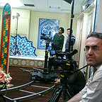 تصویری از فرهاد فاتحی، بازیگر سینما و تلویزیون در حال بازیگری سر صحنه یکی از آثارش