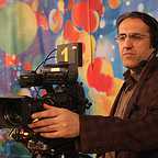 تصویری از فرهاد فاتحی، بازیگر سینما و تلویزیون در حال بازیگری سر صحنه یکی از آثارش