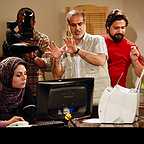 تصویری از حسن خوانساری، بازیگر سینما و تلویزیون در حال بازیگری سر صحنه یکی از آثارش