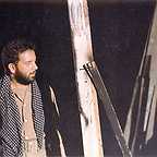 تصویری از مسعود مهرگان، بازیگر و کارگردان سینما و تلویزیون در حال بازیگری سر صحنه یکی از آثارش