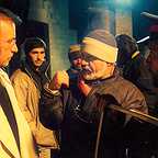 تصویری از مسعود مهرگان، بازیگر و کارگردان سینما و تلویزیون در حال بازیگری سر صحنه یکی از آثارش