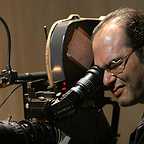 تصویری از افشین صادقی، کارگردان و تهیه کننده سینما و تلویزیون در حال بازیگری سر صحنه یکی از آثارش