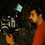 تصویری از میثم سخایی، گروه فیلمبرداری و فیلمبردار سینما و تلویزیون در حال بازیگری سر صحنه یکی از آثارش