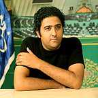 تصویری از مسعود شایان، بازیگر و صدابردار سینما و تلویزیون در حال بازیگری سر صحنه یکی از آثارش