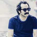 تصویری از سجاد افشاریان، بازیگر و نویسنده سینما و تلویزیون در حال بازیگری سر صحنه یکی از آثارش