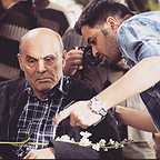 تصویری از میثم کزازی، آهنگ ساز و مدیر صحنه سینما و تلویزیون در حال بازیگری سر صحنه یکی از آثارش