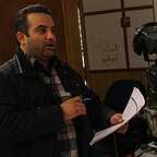تصویری از آرمین عابدینی، بازیگر و دستیار کارگردان سینما و تلویزیون در حال بازیگری سر صحنه یکی از آثارش