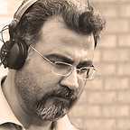 تصویری از سیدرضا صافی، نویسنده و تدوینگر سینما و تلویزیون در حال بازیگری سر صحنه یکی از آثارش