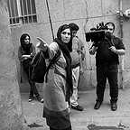 تصویری از رضا عرفانی، مدیر فیلم برداری و تدوینگر سینما و تلویزیون در حال بازیگری سر صحنه یکی از آثارش