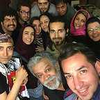 تصویری از سجاد پاکزاد، بازیگر و دستیار صحنه سینما و تلویزیون در حال بازیگری سر صحنه یکی از آثارش به همراه سوگل طهماسبی و حسن پورشیرازی
