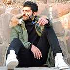 تصویری از میلاد یزدانی، بازیگر سینما و تلویزیون در حال بازیگری سر صحنه یکی از آثارش