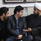 تصویری از عباس روزمه، تهیه کننده سینما و تلویزیون در حال بازیگری سر صحنه یکی از آثارش