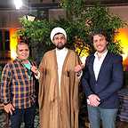 تصویری از عباس روزمه، تهیه کننده سینما و تلویزیون در حال بازیگری سر صحنه یکی از آثارش