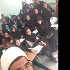 تصویری از عباس روزمه، تهیه کننده سینما و تلویزیون در حال بازیگری سر صحنه یکی از آثارش