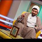 تصویری از عباس روزمه، تهیه کننده سینما و تلویزیون در حال بازیگری سر صحنه یکی از آثارش