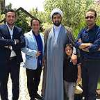 تصویری از عباس روزمه، تهیه کننده سینما و تلویزیون در حال بازیگری سر صحنه یکی از آثارش