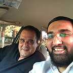 تصویری از عباس روزمه، تهیه کننده سینما و تلویزیون در حال بازیگری سر صحنه یکی از آثارش