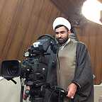 تصویری از عباس روزمه، تهیه کننده سینما و تلویزیون در حال بازیگری سر صحنه یکی از آثارش