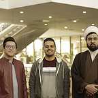 تصویری از عباس روزمه، تهیه کننده سینما و تلویزیون در حال بازیگری سر صحنه یکی از آثارش