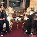 تصویری از عباس روزمه، تهیه کننده سینما و تلویزیون در حال بازیگری سر صحنه یکی از آثارش