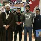 تصویری از عباس روزمه، تهیه کننده سینما و تلویزیون در حال بازیگری سر صحنه یکی از آثارش