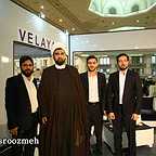 تصویری از عباس روزمه، تهیه کننده سینما و تلویزیون در حال بازیگری سر صحنه یکی از آثارش