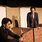 تصویری از سهیل سیفی پور، بازیگر سینما و تلویزیون در حال بازیگری سر صحنه یکی از آثارش