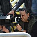 تصویری از جواد ستوده‌نیا، نویسنده سینما و تلویزیون در حال بازیگری سر صحنه یکی از آثارش