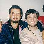 تصویری از آرمین عابدینی، بازیگر و دستیار کارگردان سینما و تلویزیون در حال بازیگری سر صحنه یکی از آثارش