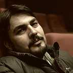 تصویری از بهمن حسینی، بازیگر و برنامه‌ریزی سینما و تلویزیون در حال بازیگری سر صحنه یکی از آثارش