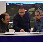 تصویری از علیرضا ابراهیمی دلیجانی، بازیگر و تهیه کننده سینما و تلویزیون در حال بازیگری سر صحنه یکی از آثارش