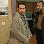 تصویری از محمدرضا کوهستانی، بازیگر سینما و تلویزیون در حال بازیگری سر صحنه یکی از آثارش