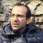 تصویری از بهمن بنی‌اردلان، صداگذاری و صدابردار سینما و تلویزیون در حال بازیگری سر صحنه یکی از آثارش