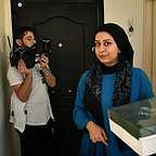 تصویری از فرناز طباطبائی، بازیگر سینما و تلویزیون در حال بازیگری سر صحنه یکی از آثارش