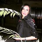 تصویری از حوریه جابرانصاری، بازیگر و چهره‌پرداز سینما و تلویزیون در حال بازیگری سر صحنه یکی از آثارش