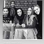 تصویری از ساغر مالکیان، چهره‌پرداز سینما و تلویزیون در حال بازیگری سر صحنه یکی از آثارش