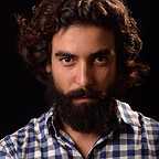 تصویری از علی یعقوبی، بازیگر و دستیار لباس سینما و تلویزیون در حال بازیگری سر صحنه یکی از آثارش
