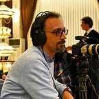 تصویری از یوسف طاهریان، بازیگر و برنامه‌ریزی سینما و تلویزیون در حال بازیگری سر صحنه یکی از آثارش
