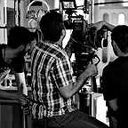 تصویری از میلاد واعظی‌مجد، دستیار اول فیلمبردار و فیلمبردار سینما و تلویزیون در حال بازیگری سر صحنه یکی از آثارش