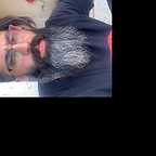 تصویری از حمیدرضا مهرابی، چهره‌پرداز سینما و تلویزیون در حال بازیگری سر صحنه یکی از آثارش