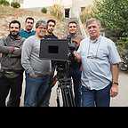 تصویری از سهیل نوروزی، مدیر فیلم برداری و فیلمبردار سینما و تلویزیون در حال بازیگری سر صحنه یکی از آثارش