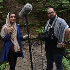 تصویری از محمد عطا بیات، دستیار صدابردار سینما و تلویزیون در حال بازیگری سر صحنه یکی از آثارش