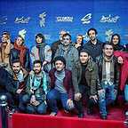تصویری از علیرضا شفیعی، بازیگر و دستیار کارگردان سینما و تلویزیون در حال بازیگری سر صحنه یکی از آثارش