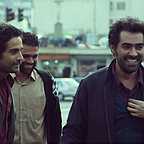 تصویری از علیرضا شفیعی، بازیگر و دستیار کارگردان سینما و تلویزیون در حال بازیگری سر صحنه یکی از آثارش