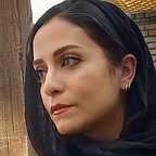 تصویری از رعنا روشنک، بازیگر سینما و تلویزیون در حال بازیگری سر صحنه یکی از آثارش