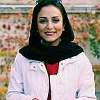 تصویری از رعنا روشنک، بازیگر سینما و تلویزیون در حال بازیگری سر صحنه یکی از آثارش