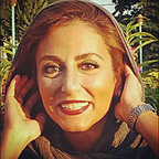 تصویری از رعنا روشنک، بازیگر سینما و تلویزیون در حال بازیگری سر صحنه یکی از آثارش