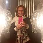 تصویری از رعنا روشنک، بازیگر سینما و تلویزیون در حال بازیگری سر صحنه یکی از آثارش