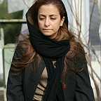 تصویری از رعنا روشنک، بازیگر سینما و تلویزیون در حال بازیگری سر صحنه یکی از آثارش